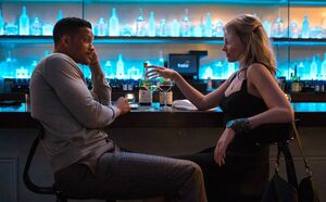 Will Smith as Nicky and Margot Robbie as Jess having a drink