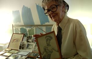Elaine Stritch showing off old photo