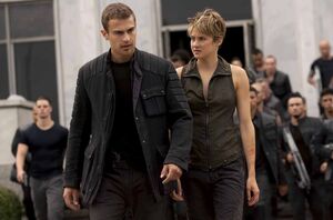 Shailene Woodley and Theo James in Insurgent 