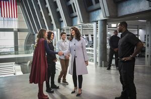 First look at Lynda Carter as the President in 'Supergirl'