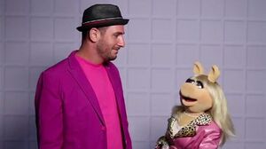 Damian Kulash, Miss Piggy and Dan Konopka on the Muppets OK Go music and videoclip